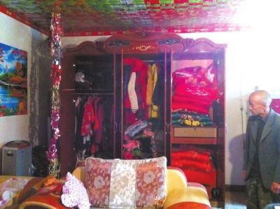 大衣柜里掛滿了各式衣服和挎包。