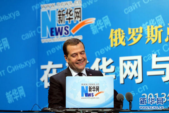 10月22日，俄羅斯總理梅德韋杰夫在新華網(wǎng)與中國(guó)網(wǎng)民進(jìn)行在線交流互動(dòng)。 新華社記者邢廣利攝