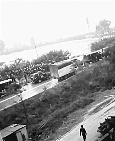 22日，云南晉寧數(shù)百村民與警方對峙。網(wǎng)絡截圖