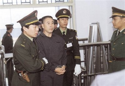 2000年9月30日，河南商丘，胡萬林被法警押上法庭。