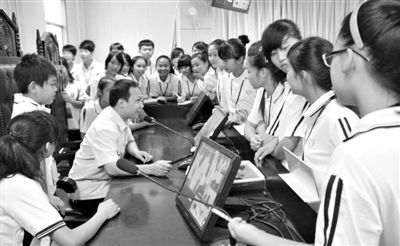 2013年5月30日，結合當前國內(nèi)民眾普遍關注的“校長開房”、“強奸猥褻”等事件，廣西上思縣人民法院邀請中小學生到法院觀摩案件的庭審，提高他們的守法、維權意識。圖/IC