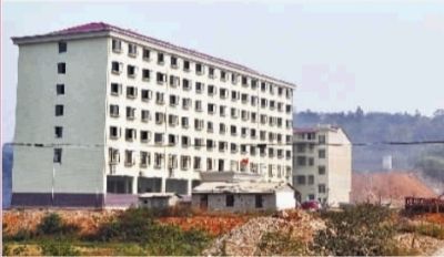  10月23日，長(zhǎng)沙市岳麓區(qū)蓮花鎮(zhèn)云蓋村村委會(huì)的辦公大樓。  實(shí)習(xí)記者 李健 攝