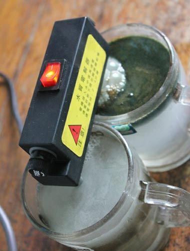 試驗(yàn)后的水對(duì)比，工程供水變成了墨綠色