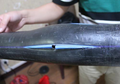 爆裂的水管，像被刀劃開(kāi)一樣