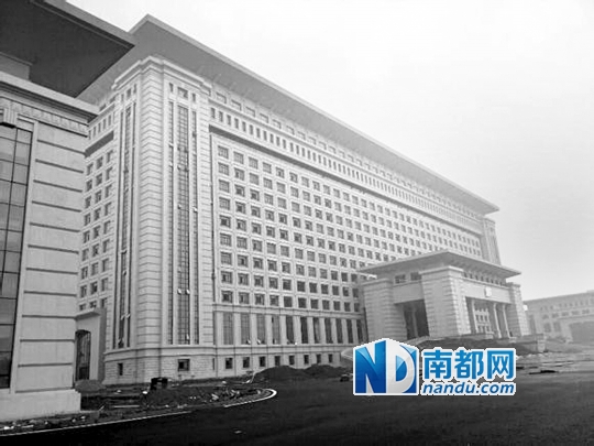 圖片顯示，湖南攸縣新建的發(fā)展中心樓群氣派，廣場(chǎng)龐大。 圖片來源：天涯論壇