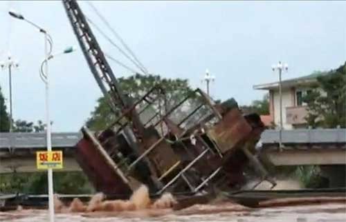 抽砂船卡在橋下。