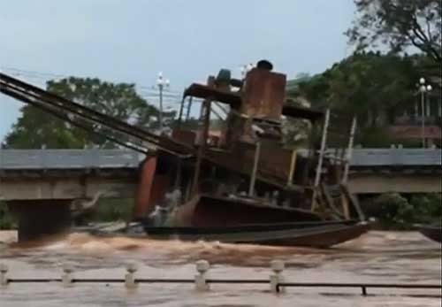 抽砂船卡在橋下。