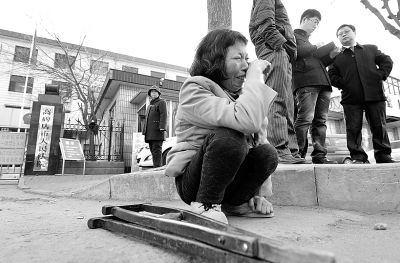 從法院出來以后，家屬和律師正在商量案情，夏鳳各在旁想著想著忍不住哭起來