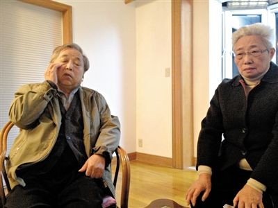 前晚，年過七旬的劉光嘉及妻子向記者講述強(qiáng)拆經(jīng)過。