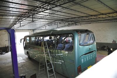 爆炸客車內(nèi)部已經(jīng)面目全非。據(jù)華商報