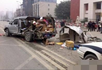 一輛越野車在車禍中受損嚴重。圖據(jù)網(wǎng)絡(luò)