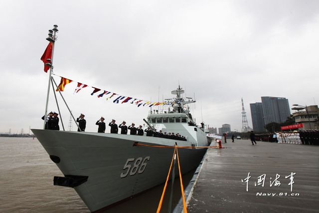 1月8日，某新型導(dǎo)彈護(hù)衛(wèi)艦吉安艦入列海軍東海艦隊(duì)命名授旗儀式現(xiàn)場(chǎng)。新華社發(fā)