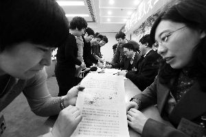 人大代表們就各自關(guān)心的話題熱烈討論。