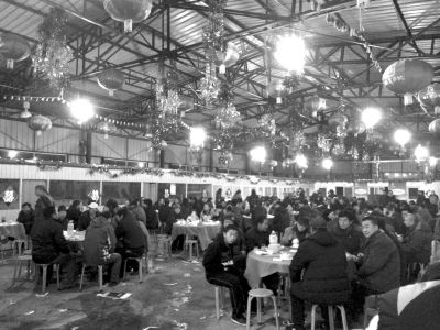 村主任孫女滿月宴席上，坐滿了前來道賀的村民。京華時報記者陶冉攝