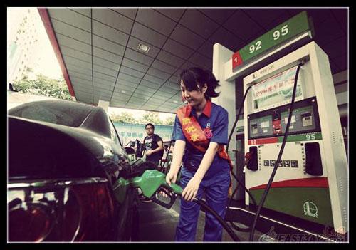 近日，有網(wǎng)友針對“超標40倍事件”評價說：“國內(nèi)加油站在油里加水是普遍現(xiàn)象。只是量多量少的問題，車主