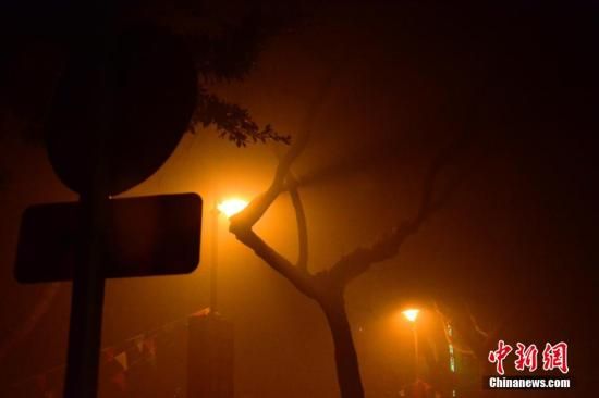 1月31日凌晨，市民行走在煙霧繚繞的南京街頭。當(dāng)天是農(nóng)歷馬年正月初一，南京有限開禁燃放煙花爆竹正逢下霧天，空氣的不流通致使煙花爆竹燃燒后產(chǎn)生的顆粒物不能及時散開，造成整座城市煙霧繚繞。據(jù)當(dāng)?shù)丨h(huán)保部門發(fā)布的信息顯示，空氣質(zhì)量屬重度污染。中新社發(fā) 泱波 攝