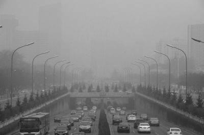 東三環(huán)農(nóng)展橋附近能見度很低。