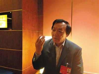 　昨日，在接受采訪(fǎng)時(shí)，何香久強(qiáng)調(diào)，大多公務(wù)員是勤勉工作的。