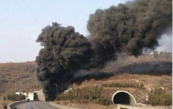 3月1日14時50分，山西，晉濟高速巖后隧道內(nèi)一輛拉煤車和一輛載有液態(tài)甲醇的車輛相撞爆炸。