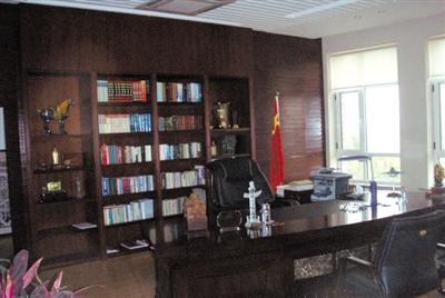 遼寧大學(xué)黨委書記被曝光的辦公室。 網(wǎng)絡(luò)截圖