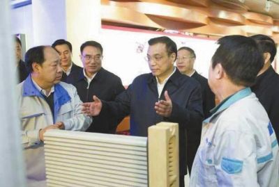 昨天，李克強在科技園查看PM2.5過濾設備。圖/新華視點微博