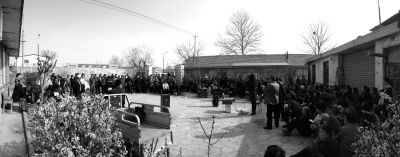 昨天下午，杜家疃村委會(huì)原文書李榮茂，向村民介紹當(dāng)天上午與街道辦溝通的情況。京華時(shí)報(bào)記者 懷若谷 攝