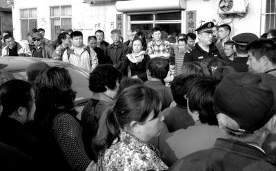 警方趕到現(xiàn)場(chǎng)，處理車胎被扎事件。