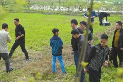 少年指認(rèn)藏槍地點。