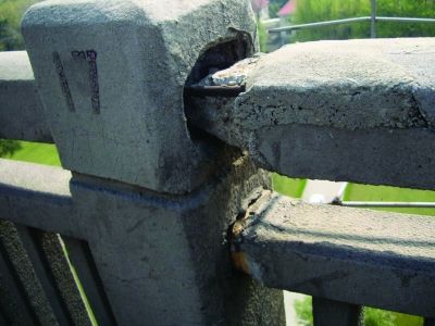 圖為大橋17號(hào)墩處橋面裂縫。梅建明 攝