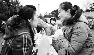 墓區(qū)服務(wù)員（右）見(jiàn)證了喪葬“綠化進(jìn)程”。新華社發(fā)