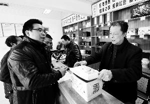 4月2日，福建省古田縣紀(jì)委、監(jiān)察局成立清明節(jié)專項(xiàng)督查組，對(duì)違反“八項(xiàng)規(guī)定”行為進(jìn)行監(jiān)督檢查。新華社發(fā)