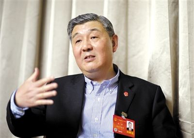 今年全國(guó)兩會(huì)期間，全國(guó)人大代表、浙江高院院長(zhǎng)齊奇接受記者采訪。新京報(bào)記者 陳杰 攝