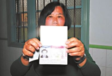 鄭修院的妻子拿著丈夫的護(hù)照，赴美簽證已經(jīng)辦好