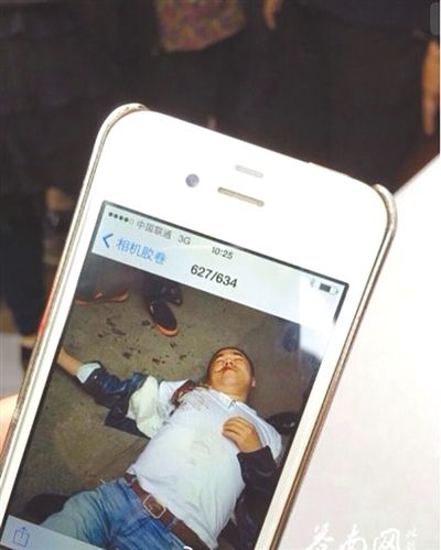 4月19日上午，目擊者拍到的黃祥拔被打現(xiàn)場(chǎng)圖片。網(wǎng)絡(luò)截圖