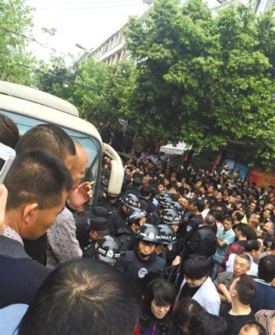 4月19日，蒼南縣靈溪鎮(zhèn)城管打人事件現(xiàn)場(chǎng)。網(wǎng)絡(luò)截圖