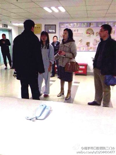 事發(fā)現(xiàn)場，打人者袁亞平(右二) (資料圖)