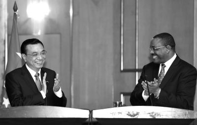 ▲國(guó)務(wù)院總理李克強(qiáng)在亞的斯亞貝巴與埃塞俄比亞總理海爾馬里亞姆會(huì)談后，共同會(huì)見記者。 新華社發(fā)