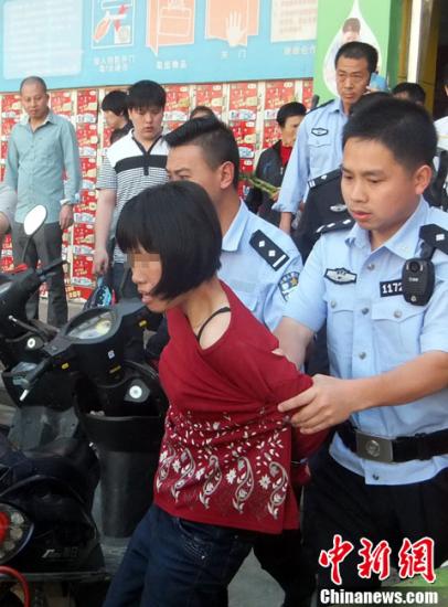  5月8日上午8時(shí)10分左右，江西省撫州市黎川縣日峰鎮(zhèn)家家樂(lè)超市發(fā)生一起持刀傷人案件。