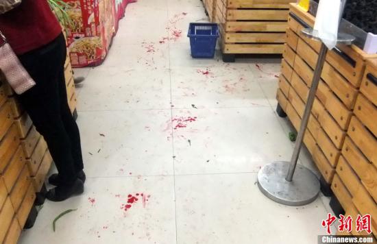   5月8日上午8時(shí)10分左右，江西省撫州市黎川縣日峰鎮(zhèn)家家樂(lè)超市發(fā)生一起持刀傷人案件。