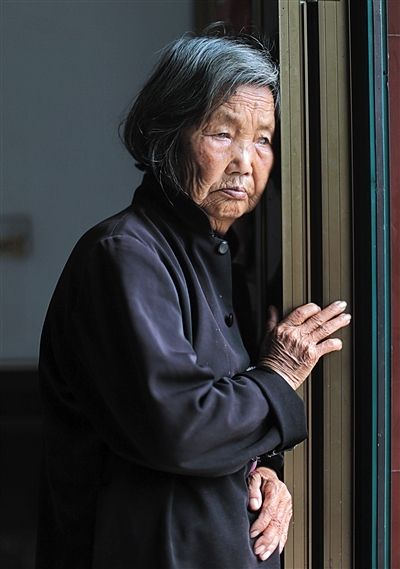 為了能“睡棺木”土葬，潘秀英四次喝農(nóng)藥自殺，后被搶救過來。