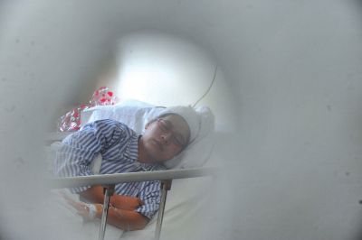 　6月3日，被打的值班醫(yī)生在病房接受治療。新華社發(fā)