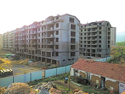 住宅樓的外立面還未裝修，但據(jù)售樓處工作人員介紹，第一批開盤已經(jīng)賣掉了99套。