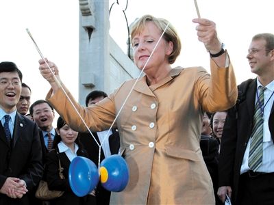 2007年8月27日，北京，默克爾正在玩扯鈴。