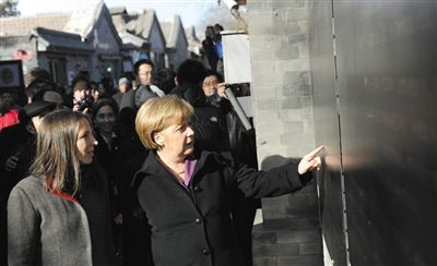 2012年2月2日，北京，默克爾來到南鑼鼓巷游覽。