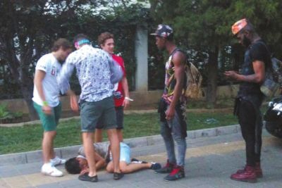 外籍男子路邊發(fā)現(xiàn)醉漢將其圍住。