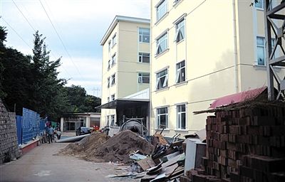 　該山莊目前正在建四星級(jí)賓館。新京報(bào)記者 吳江 攝