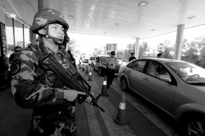 武警持槍警戒進(jìn)駐檢查站。