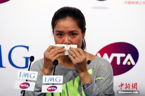 9月21日，李娜在北京召開(kāi)退役發(fā)布會(huì)。圖為李娜在發(fā)布會(huì)上落淚。中新社發(fā) 韓海丹 攝