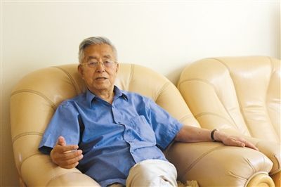楊維駿 歷任云南省政協(xié)副主席等職。89歲高齡的楊維駿為12名失地農民代表開道，到云南省政協(xié)反映問題。
