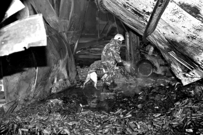 救援人員在山東壽光一食品廠火災(zāi)現(xiàn)場搜救。新華社發(fā)